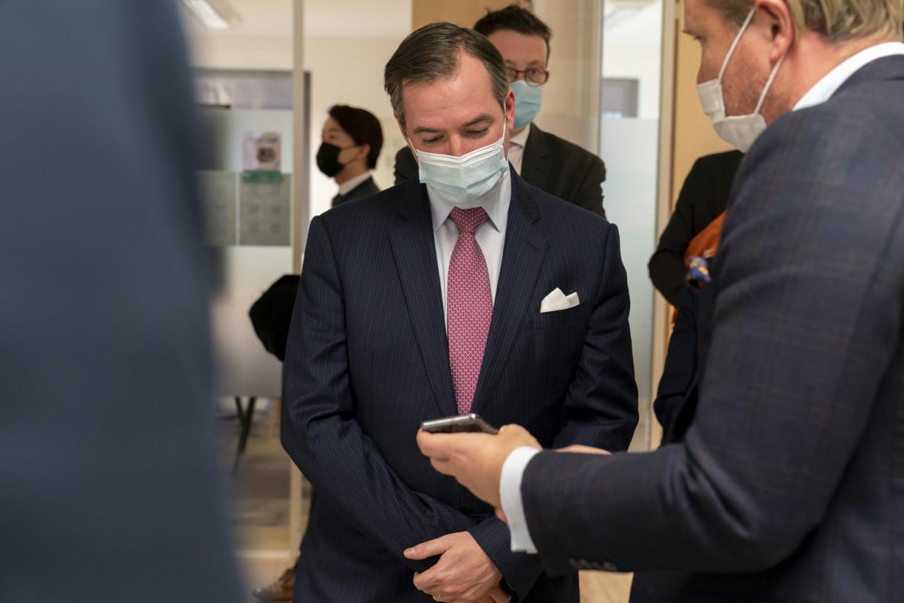 Le Prince Guillaume reçoit des explications sur une application