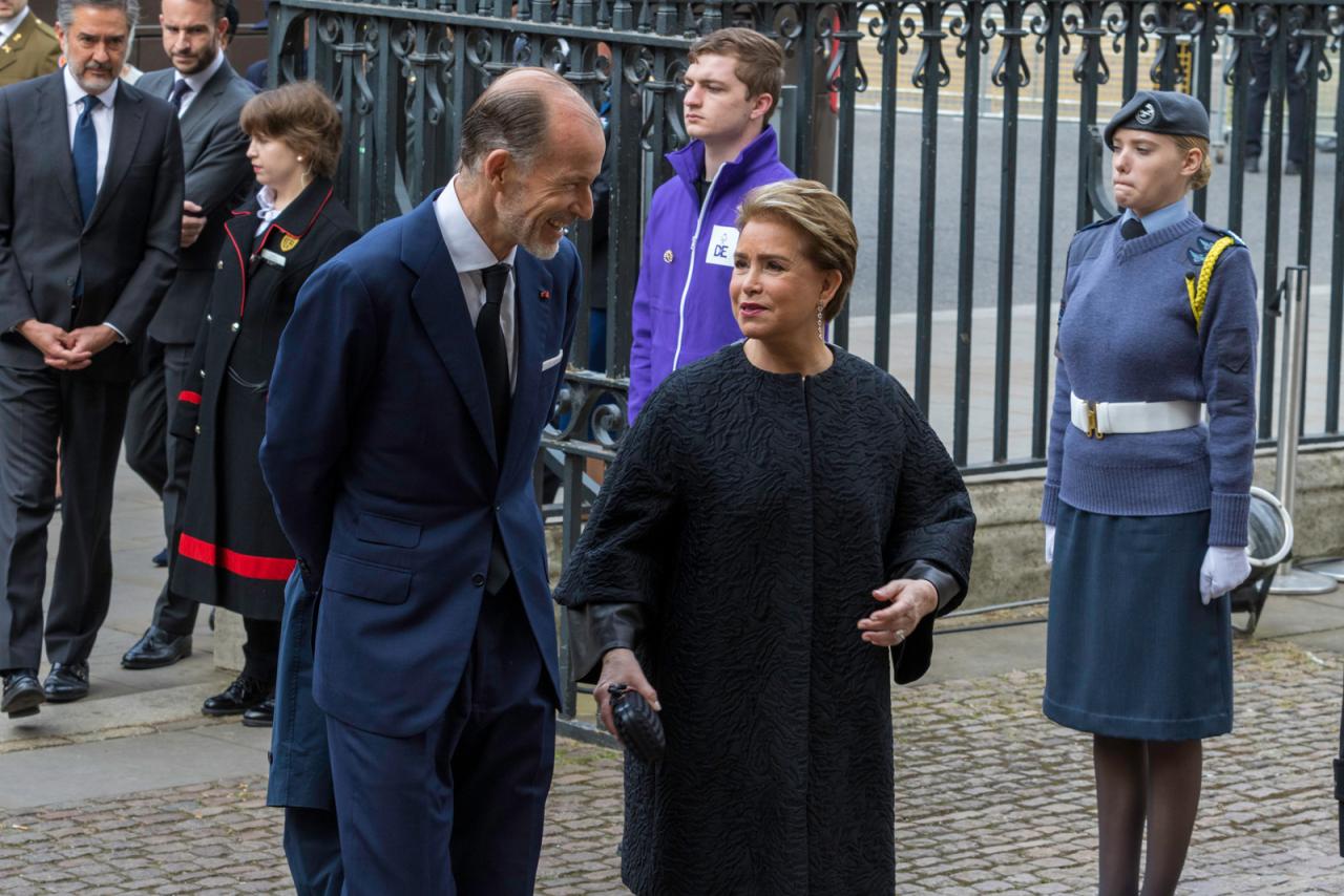 La Grande-Duchesse et le Prince Kyril de Bulgarie arrivent à l'Abbaye