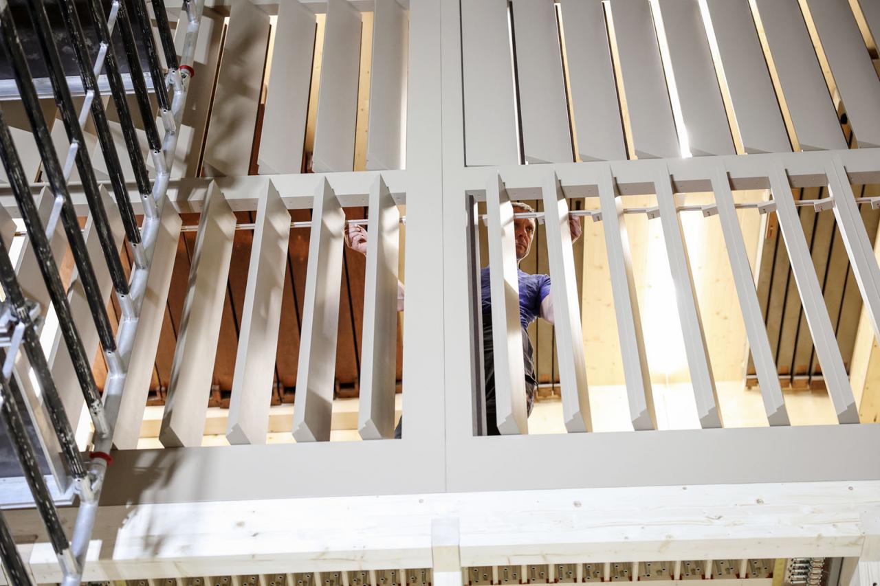 Un artisan travaille sur l'orgue symphonique