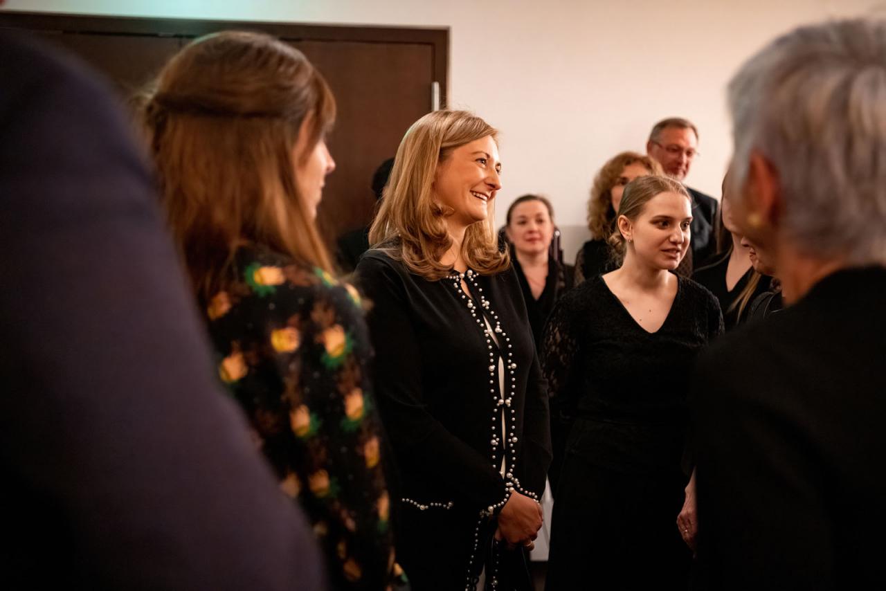 La princesse s'entretient avec les musiciens de l'Ukraine