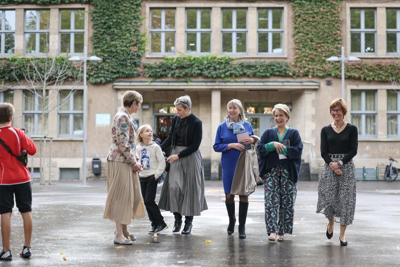 La Grande-Duchesse et les invités dans la cour de récréation