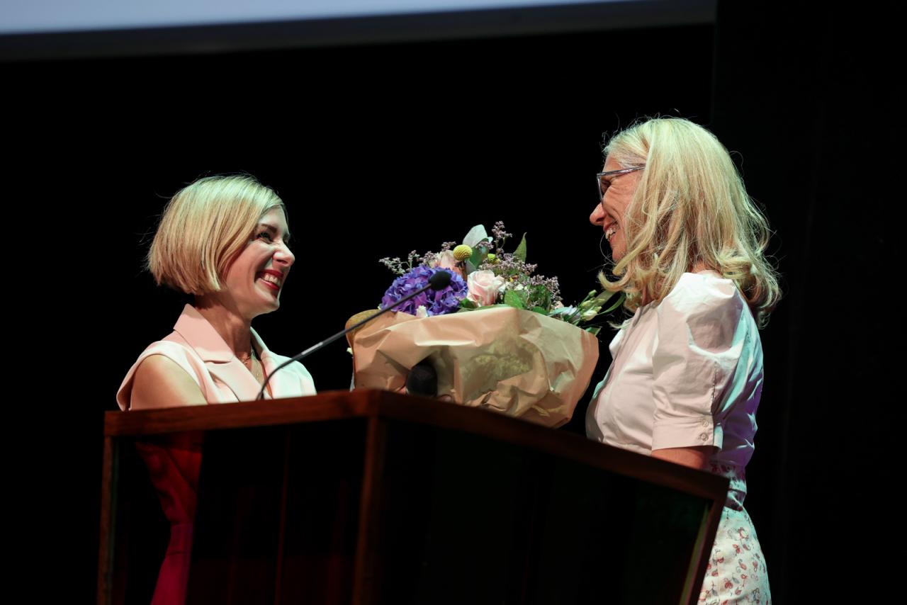 Remise d'un bouquet de fleurs sur la scène