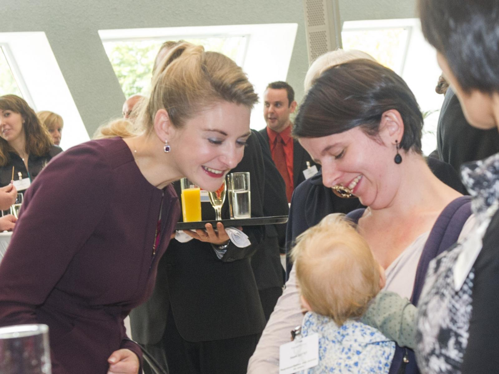 Gräfin Stéphanie de Lannoy unterhält sich mit einer jungen Mutter