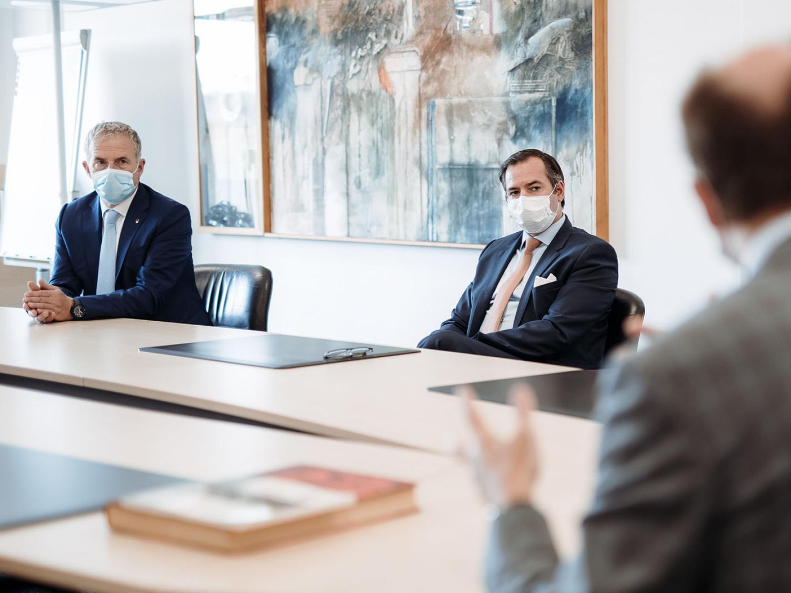 Le Prince Guillaume assiste à une présentation de l'Imprimerie Centrale