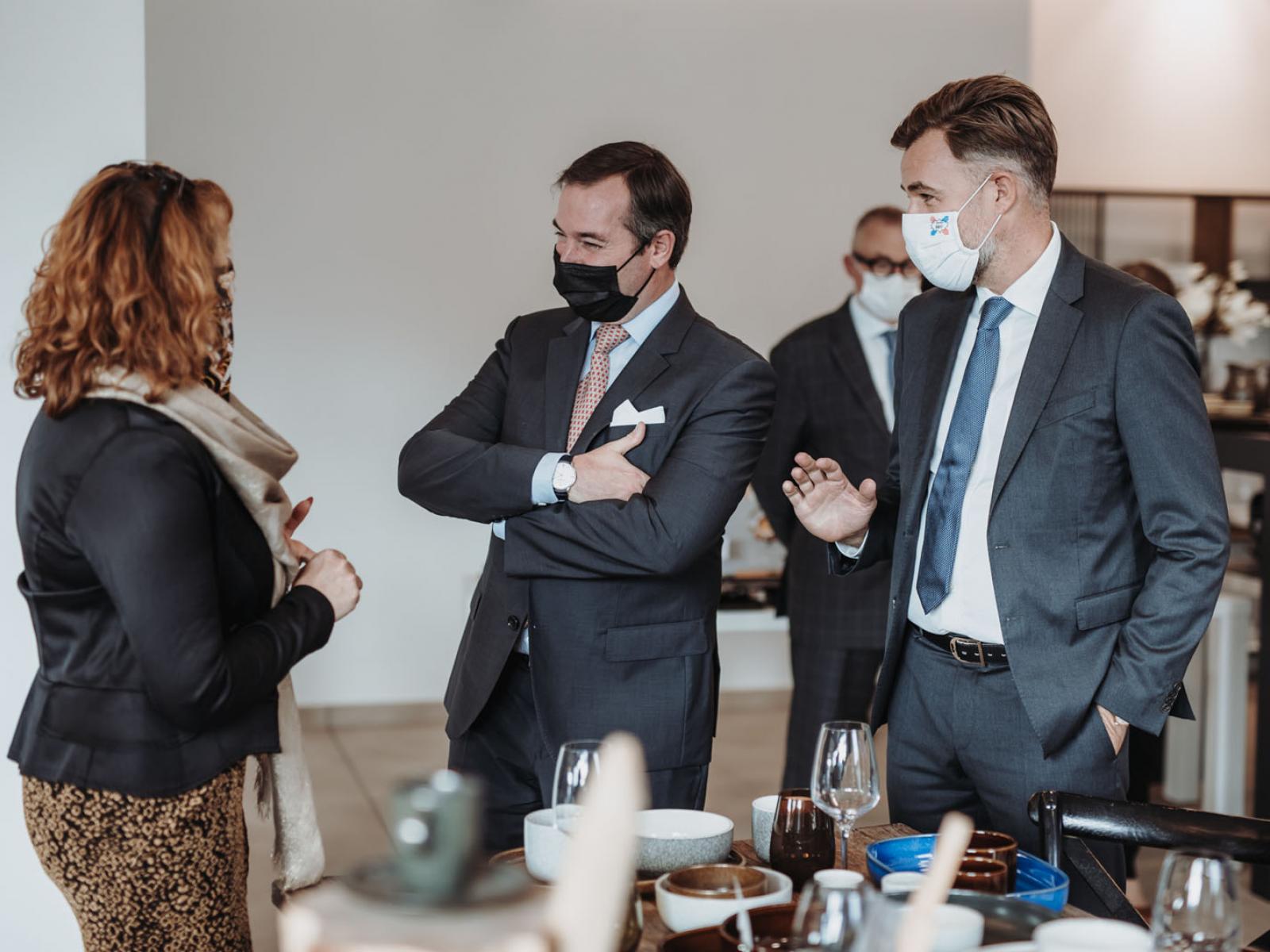 Le Prince Guillaume et le ministre Fayot échangent avec un représentant de RAK