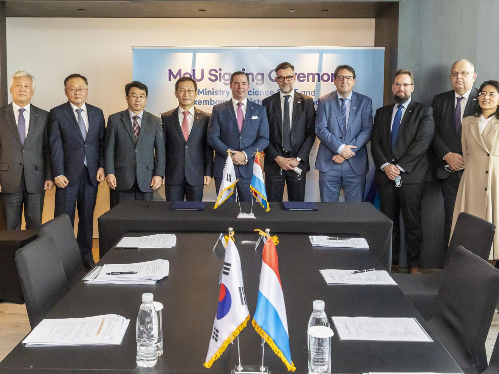 Souvenir picture after the signature of the Memorandum of Understanding