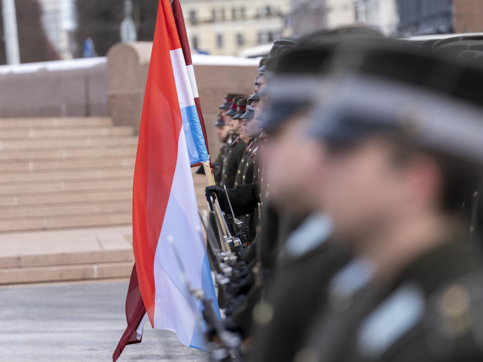 Vue sur les drapeaux tenus par les soldats