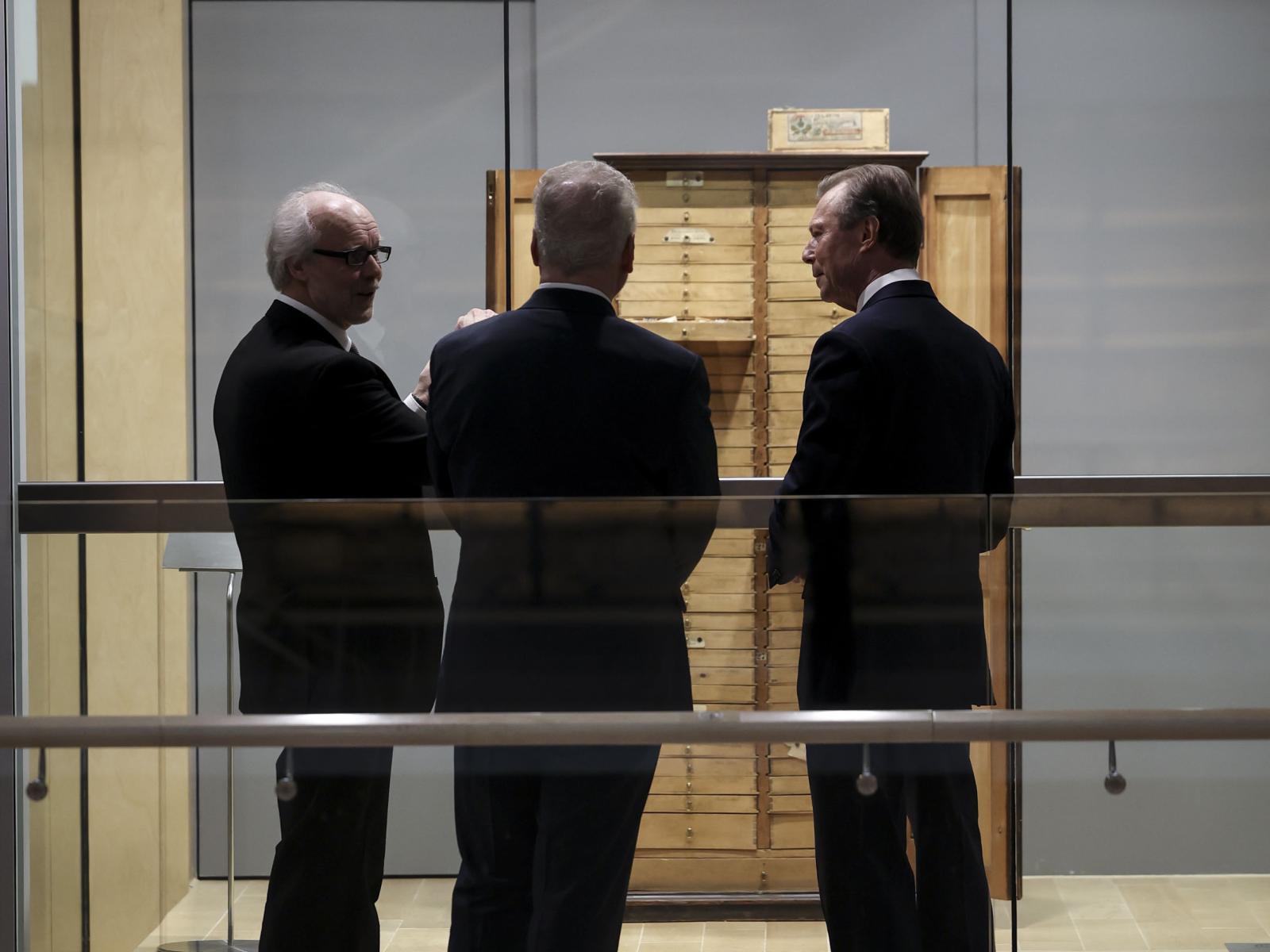Le Grand-Duc en pleine discussion dans la bibliothèque