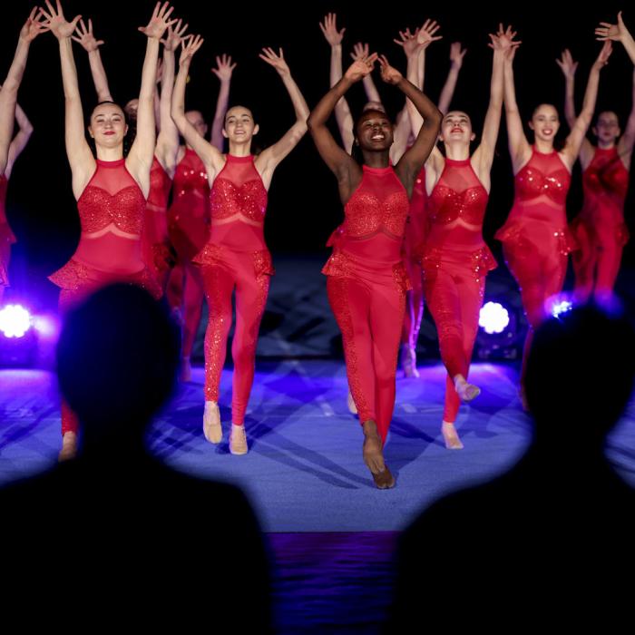 Des filles se produisent lors d'un spectacle de danse