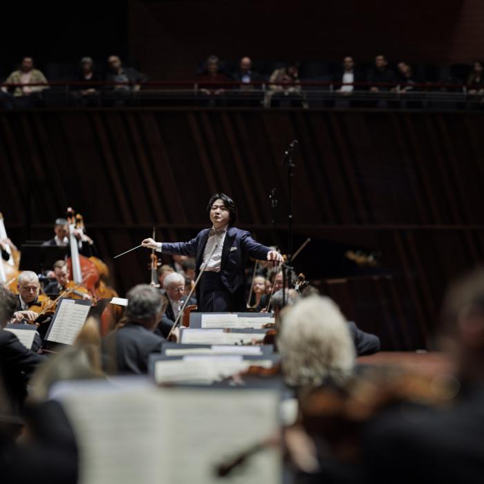 Kazuki Yamada dirige l'orchestre