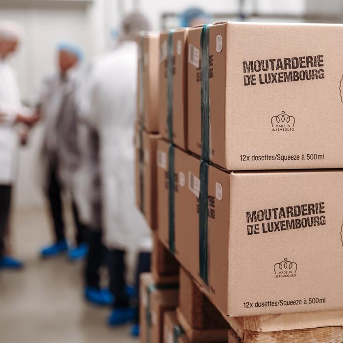 Vue sur des cartons empilés